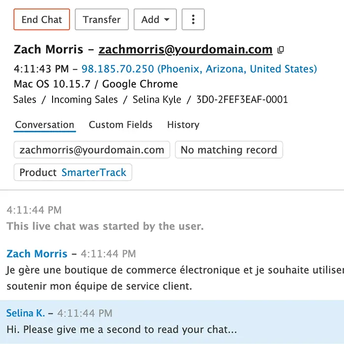 SmarterTrack live chat session interface with conversation translated from French to English